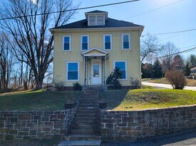 305 N Clay Rd in Lititz, PA - Building Photo