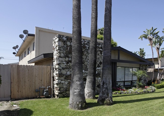 Chapman Apartments in Fullerton, CA - Foto de edificio - Building Photo