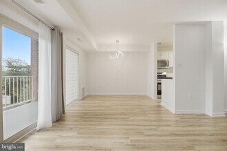 5250 Valley Forge Dr in Alexandria, VA - Building Photo - Building Photo