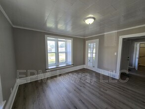 740 W 11th St in Waterloo, IA - Building Photo - Building Photo
