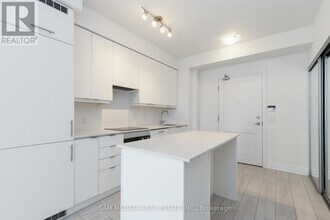 30 Elm Dr E in Mississauga, ON - Building Photo - Building Photo