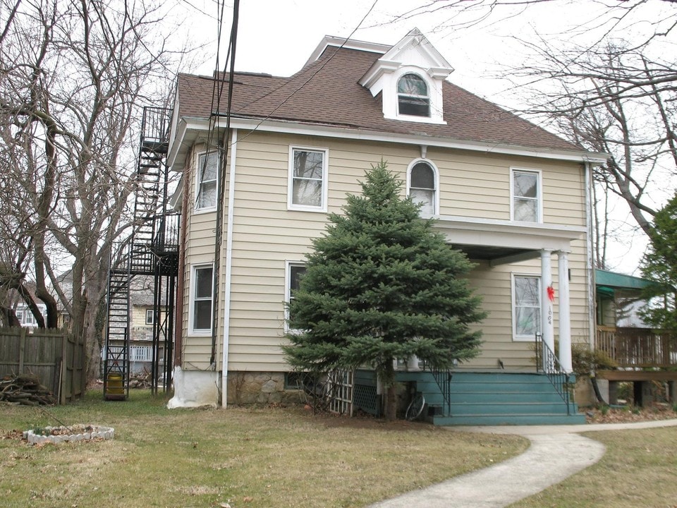 1004 Woodland Ave in Sharon Hill, PA - Foto de edificio