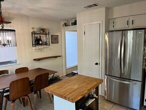 7258 Coronado Cir in Austin, TX - Foto de edificio - Building Photo