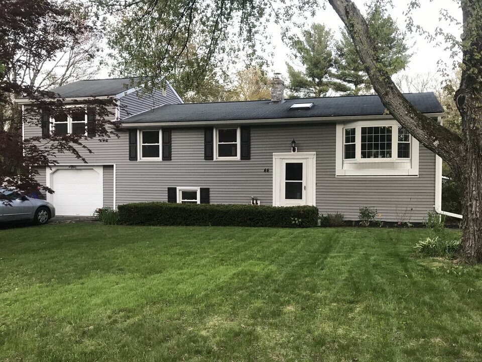 44 Simsbury Manor Dr in Simsbury, CT - Building Photo