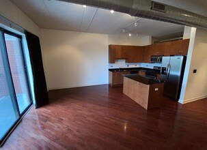 3125 W Fullerton Ave, Unit 412 in Chicago, IL - Foto de edificio - Building Photo