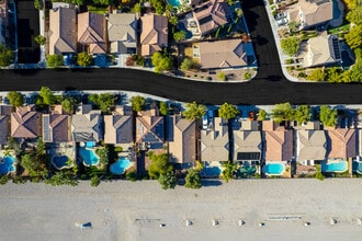 504 Lacabana Beach Drive in Las Vegas, NV - Building Photo - Building Photo