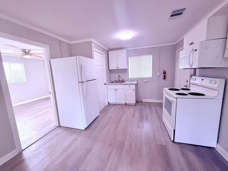 2305 SW 2nd St in Ocala, FL - Foto de edificio