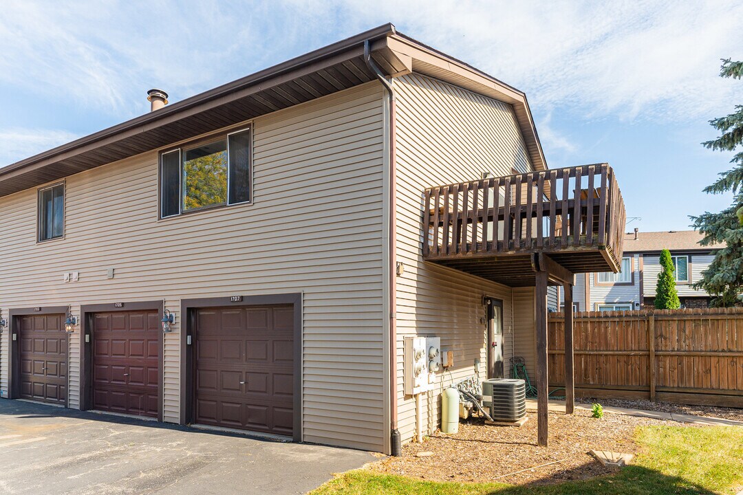 1707 Cedarbrook Ct in Sycamore, IL - Building Photo