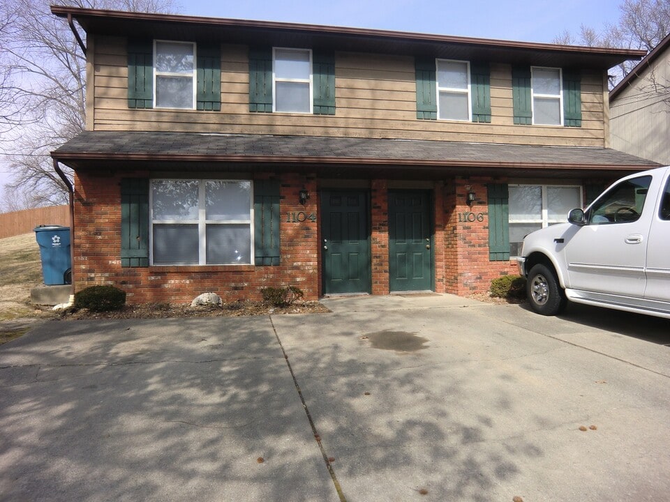 1104 Roosevelt St in Collinsville, IL - Foto de edificio