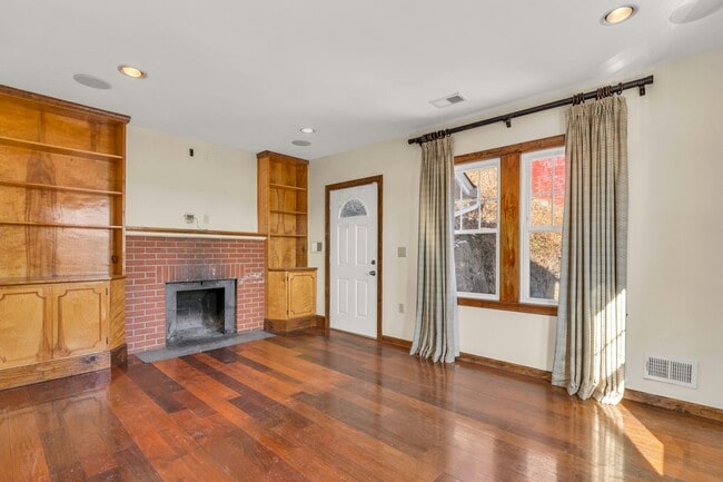 9 Old Wood Rd in Edgewater, NJ - Building Photo - Building Photo