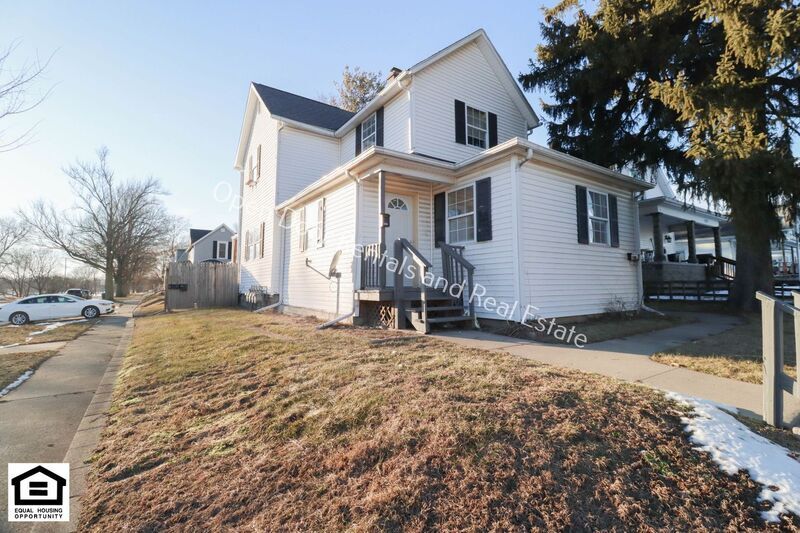 236 S Grant St in Kendallville, IN - Building Photo