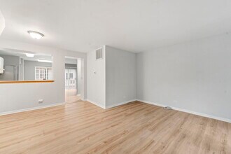 321 W Whispering Oaks Ln in Round Lake, IL - Building Photo - Building Photo