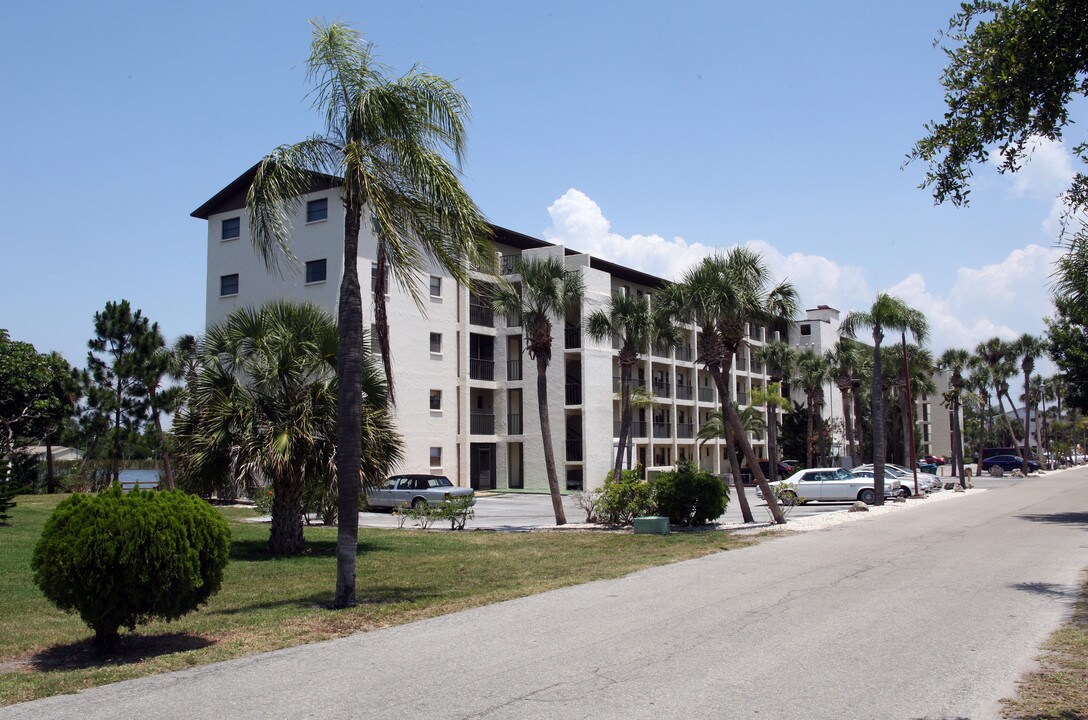 Lake Bayshore Condominiums in Bradenton, FL - Foto de edificio