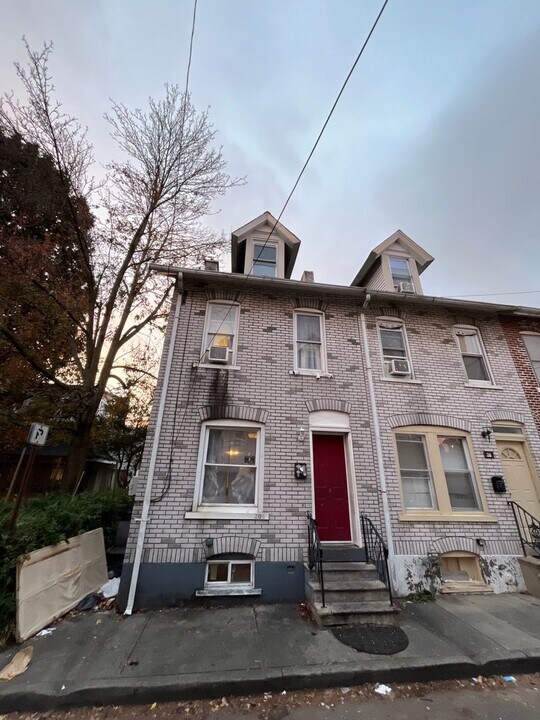 208 N Poplar St in Allentown, PA - Building Photo