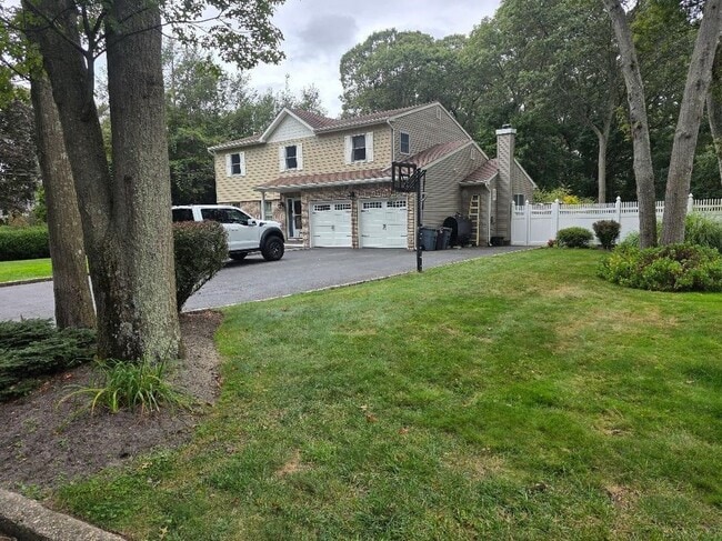 9 Charles St in Centereach, NY - Foto de edificio - Building Photo