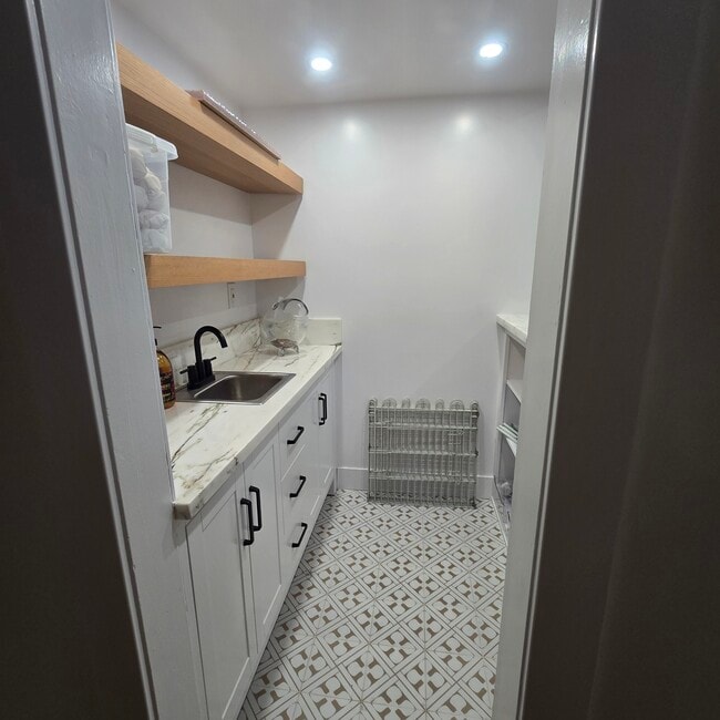 916 S Sherbourne Dr, Unit 102 in Los Angeles, CA - Building Photo - Building Photo