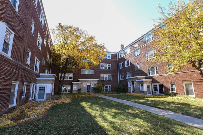 property at 2735 W Berwyn Ave