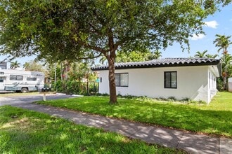 715 NE 6th St in Hallandale Beach, FL - Building Photo - Building Photo