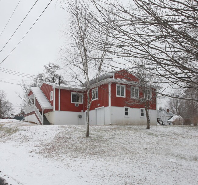220 N Broad St in Schuylerville, NY - Foto de edificio - Building Photo