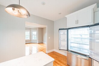 394 Centre St, Unit 3 in Boston, MA - Building Photo - Building Photo
