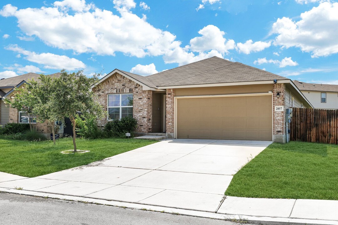 2857 Lindenwood Run in San Antonio, TX - Foto de edificio