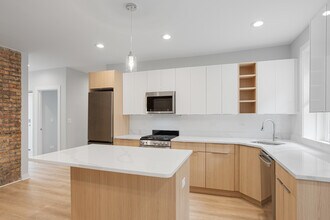 7389 N Damen Ave in Chicago, IL - Building Photo - Building Photo