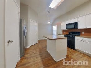 810 Forest Hillside Ln in Houston, TX - Foto de edificio - Building Photo