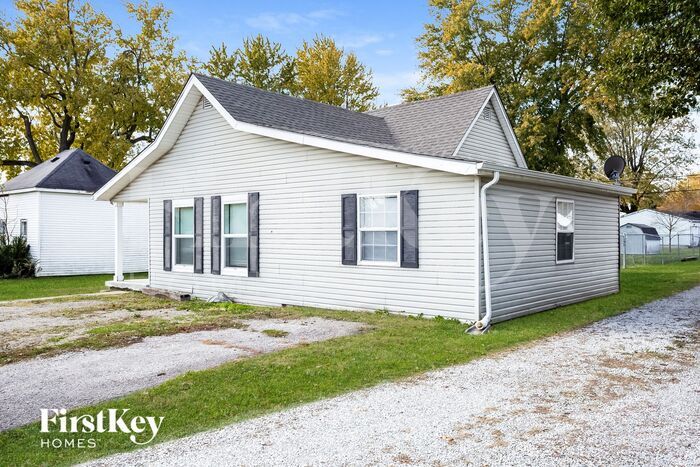 102 N California St in Sheridan, IN - Building Photo