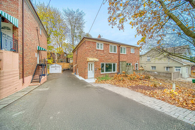 35 Bellhaven Rd in Toronto, ON - Building Photo - Building Photo