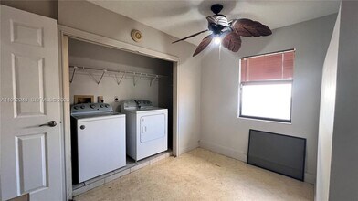 581 SW Banks Terrace in Port St. Lucie, FL - Foto de edificio - Building Photo