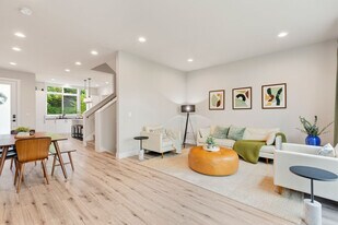 167 Valley St in Seattle, WA - Building Photo