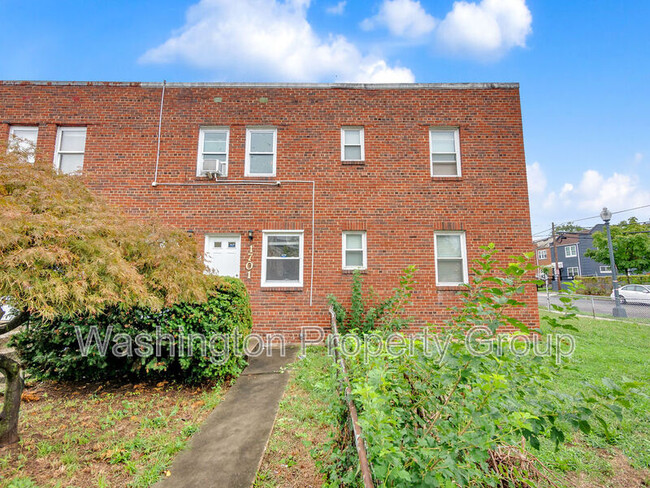 1701 Montello Ave NE in Washington, DC - Foto de edificio - Building Photo