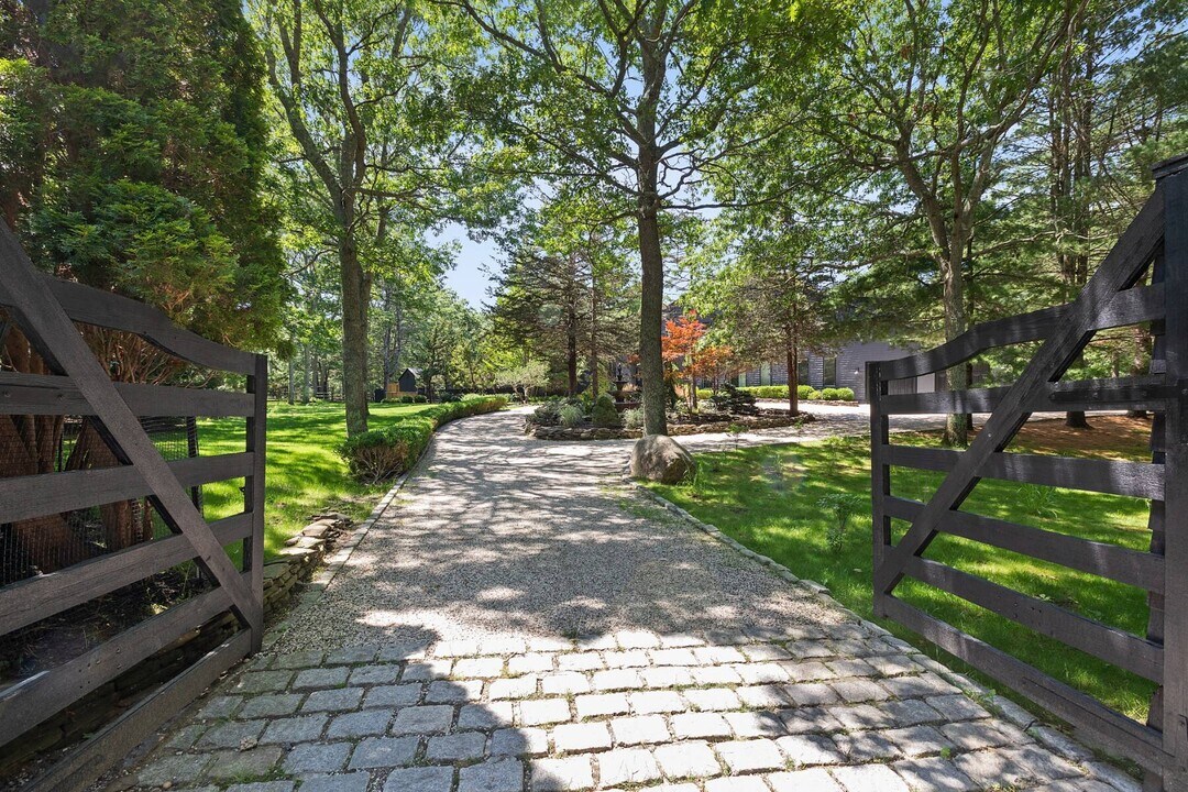 110 Merchants Path in Wainscott, NY - Building Photo