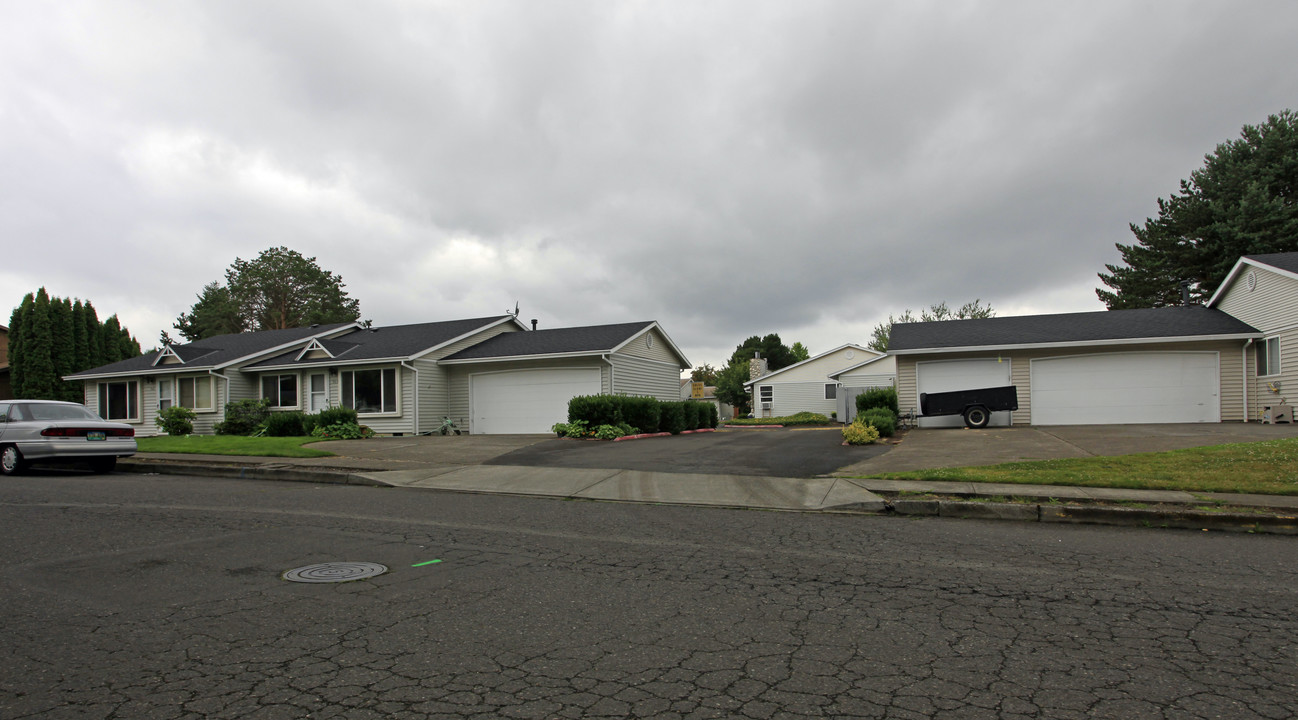 901-943 NE Cochran Ave in Gresham, OR - Building Photo