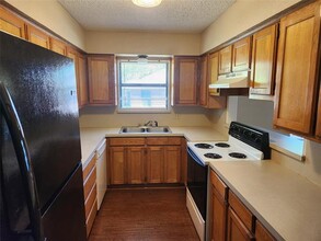 2212 Bernard St in Denton, TX - Foto de edificio - Building Photo