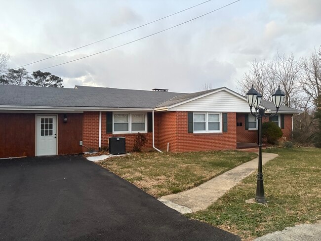 909 Ridge St, Unit A