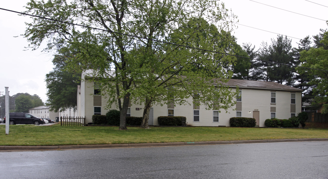 Albert Court Apartments in Virginia Beach, VA - Foto de edificio