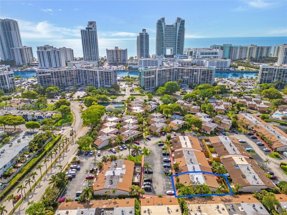 2627 Parkview Dr S in Hallandale Beach, FL - Building Photo