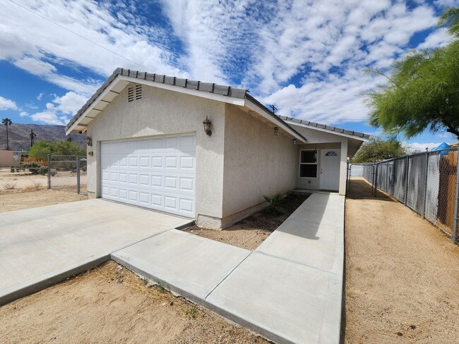 6442 Smoketree Ave in Twentynine Palms, CA - Foto de edificio - Building Photo