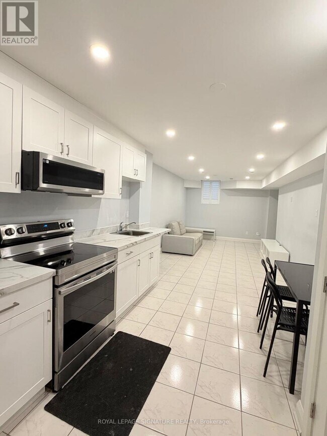 5630 Sparkwell Dr in Mississauga, ON - Building Photo - Building Photo