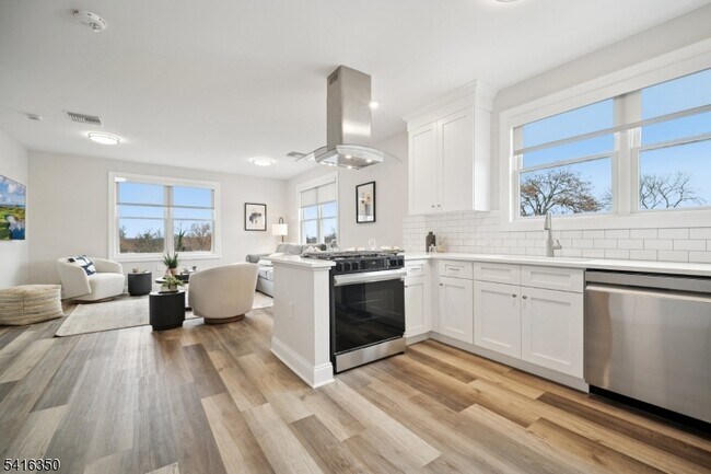 246 Main St in Chatham Township, NJ - Foto de edificio - Building Photo