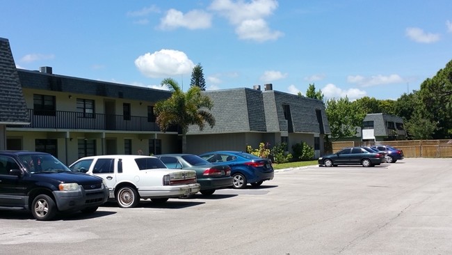 Woodland Condominiums in Fort Pierce, FL - Building Photo - Building Photo