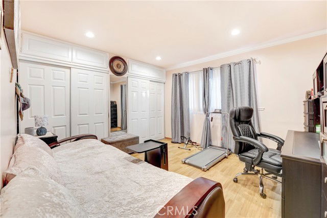 19530 Enadia Way in Los Angeles, CA - Building Photo