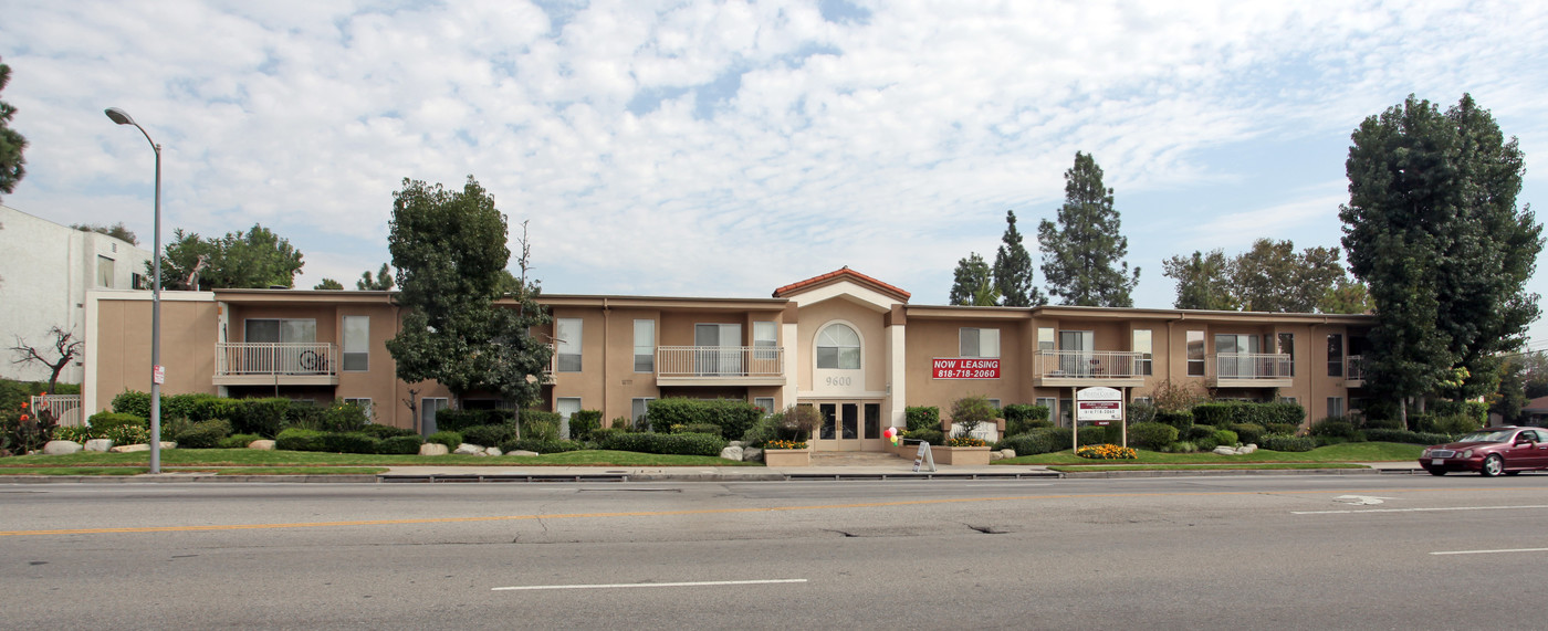 Reseda Court in Northridge, CA - Building Photo