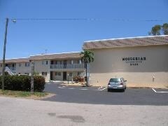 2135 Virginia Ave in Ft. Myers, FL - Foto de edificio