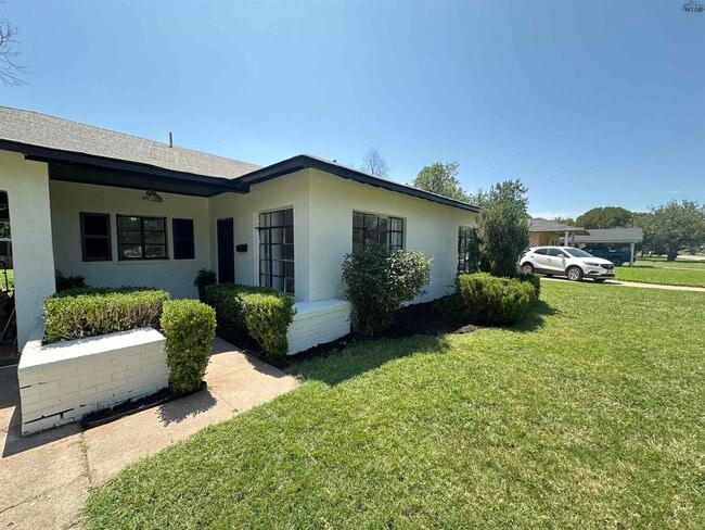 property at 3105 Sherwood Ln