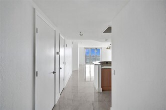 14951 Royal Oaks Ln, Unit 806 in North Miami, FL - Building Photo - Building Photo