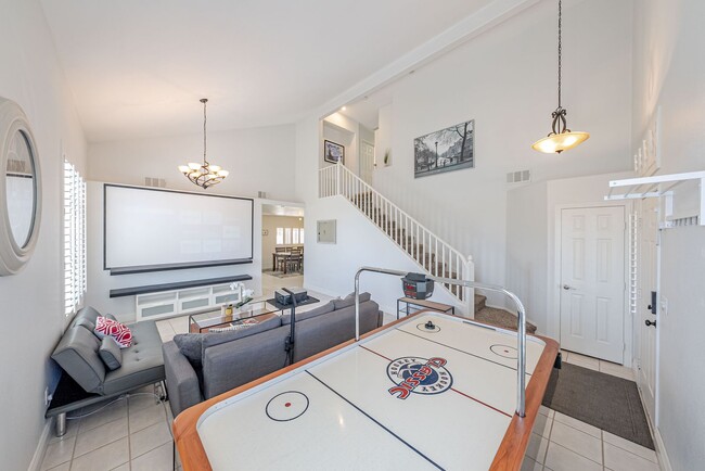 9411 Pioneer Ave in Las Vegas, NV - Building Photo - Building Photo