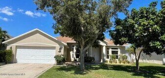 1070 Hollister Dr in West Melbourne, FL - Building Photo