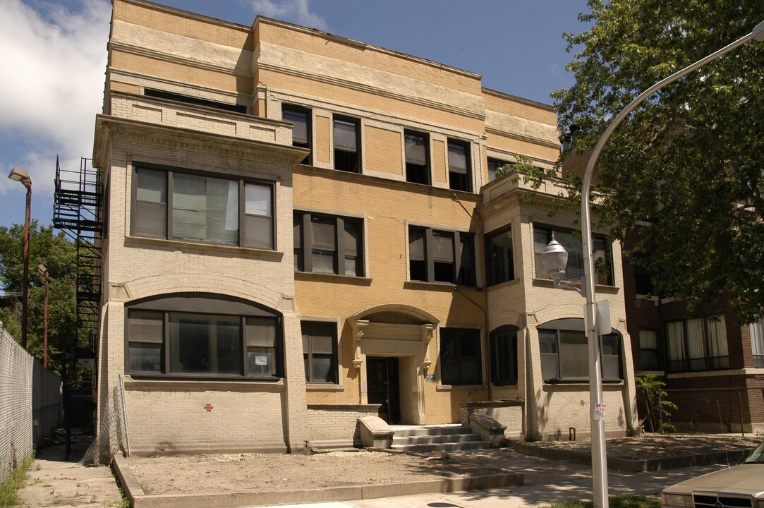 830-832 W Leland Ave in Chicago, IL - Foto de edificio